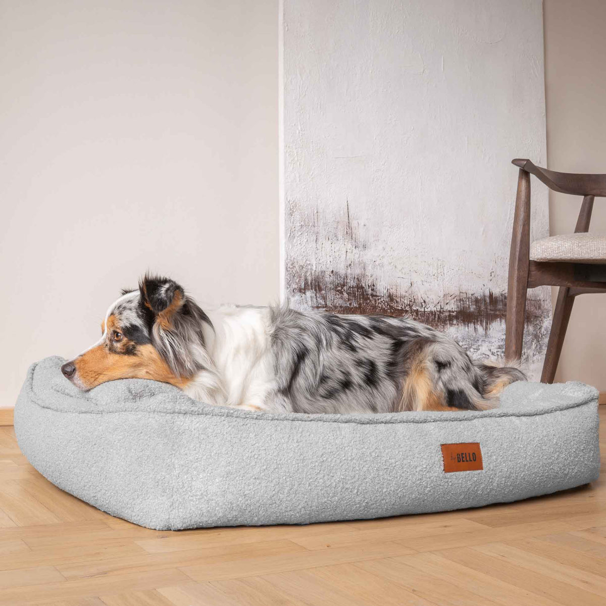 Hund som vilar i hundbädden ROYAL i ljusgrå bouclé
