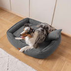 Hund som vilar bekvämt i en grafitgrå hundbädd i bouclé