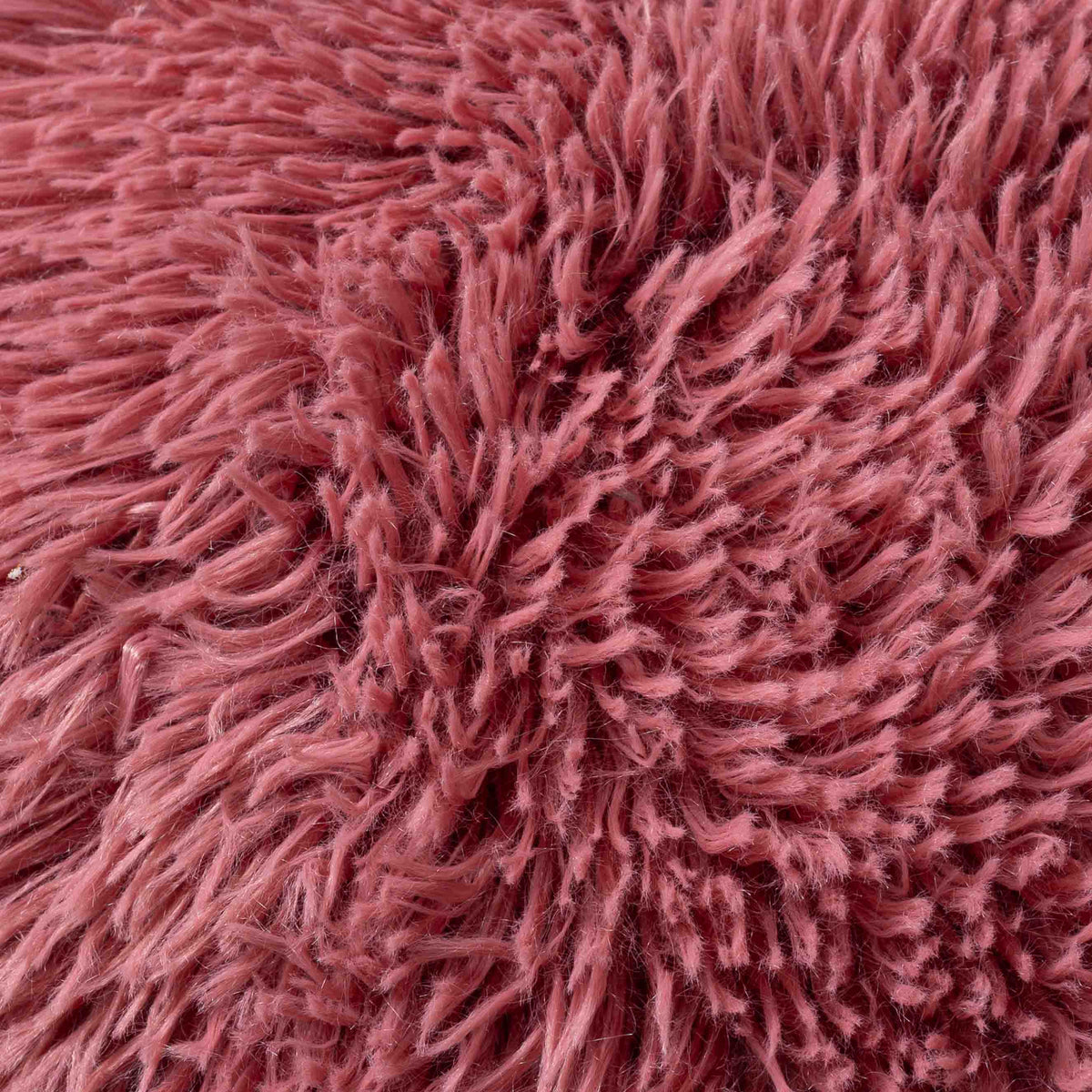 Närbild på det mjuka plyschtyget i rosa hundbädd MIA, 380 g/m²