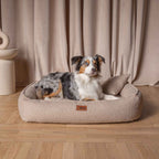 Beige hundbädd ROYAL i bouclé med hund och mjuka upphöjda kanter