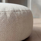 Närbild på Bouclé-tyget i hundbädden PUFF som framhäver den mjuka och mysiga strukturen