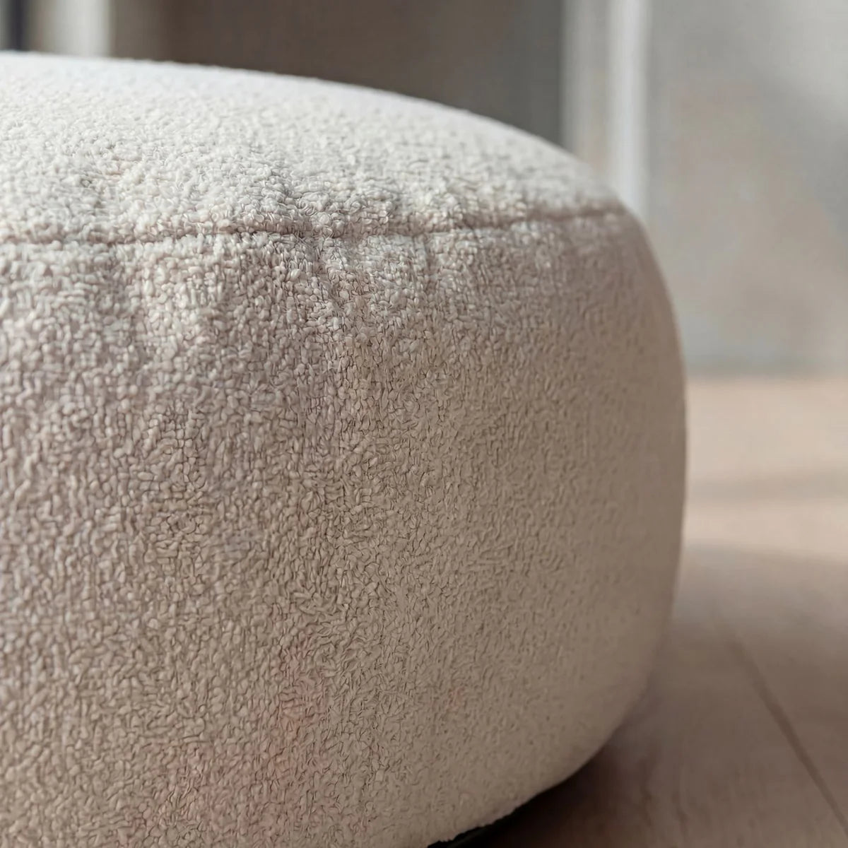 Närbild på Bouclé-tyget i hundbädden PUFF som framhäver den mjuka och mysiga strukturen