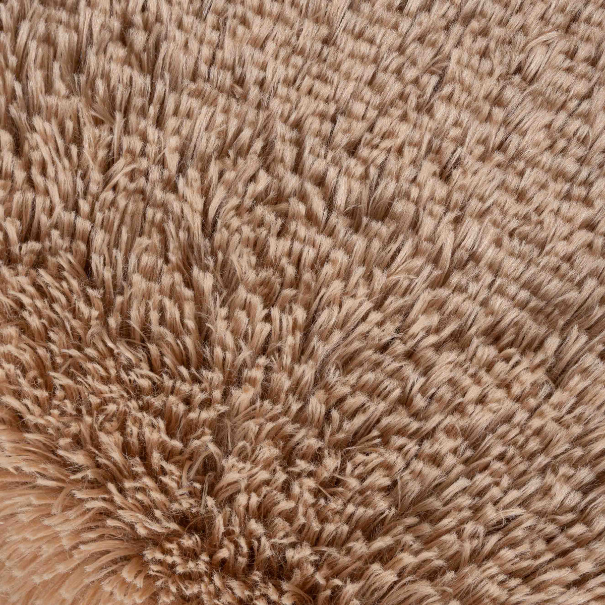 Närbild på det mjuka plyschtyget i beige hundbädd MIA, 380 g/m²
