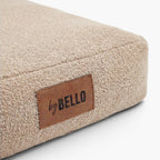 Detalj av ortopedisk hundmadrass i bouclé med mjuk strukturerad yta Beige