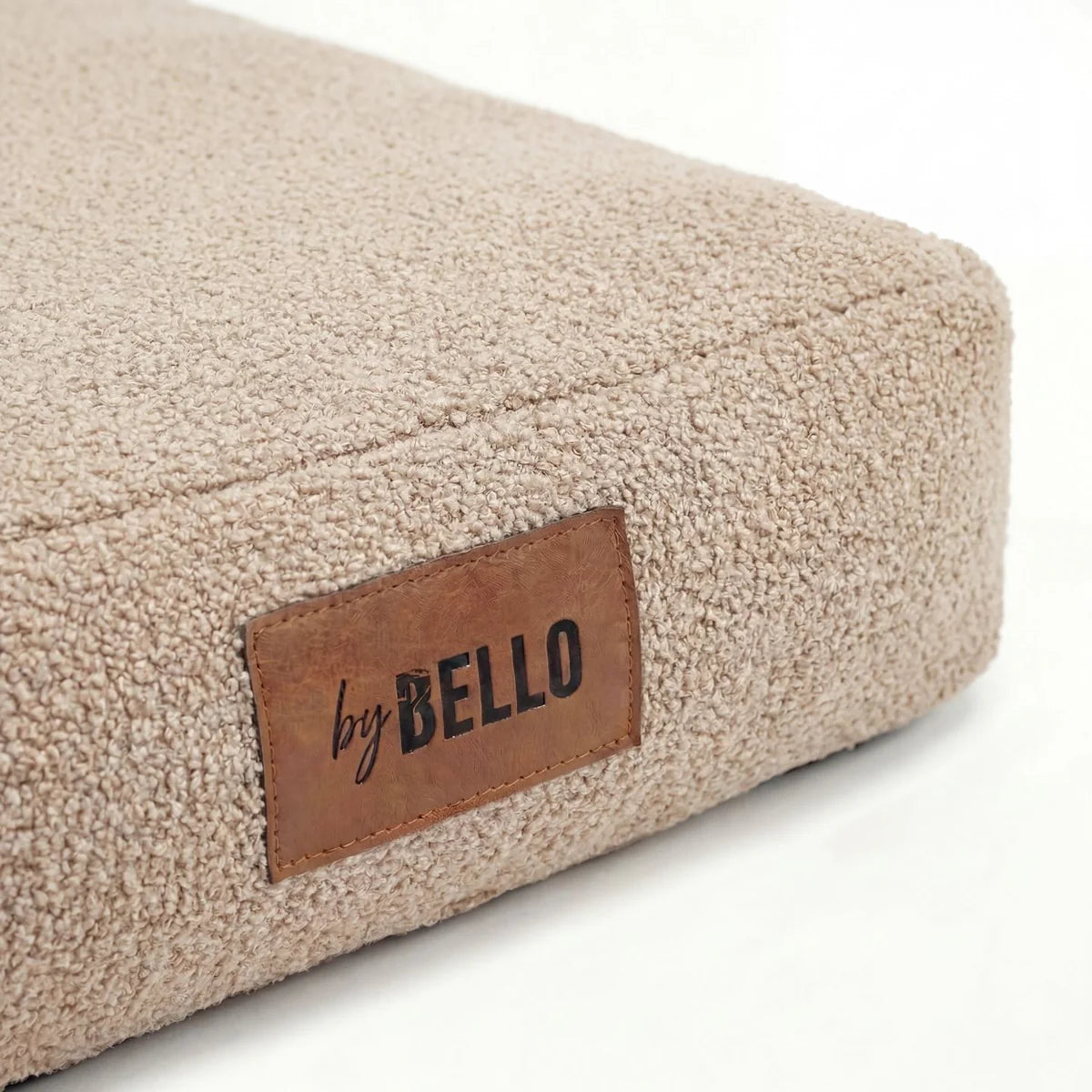 Detalj av ortopedisk hundmadrass i bouclé med mjuk strukturerad yta Beige byBello