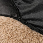 Detalj av plyschig hundbädd MOLN Beige med dragkedja, avtagbart överdrag och halkfri undersida