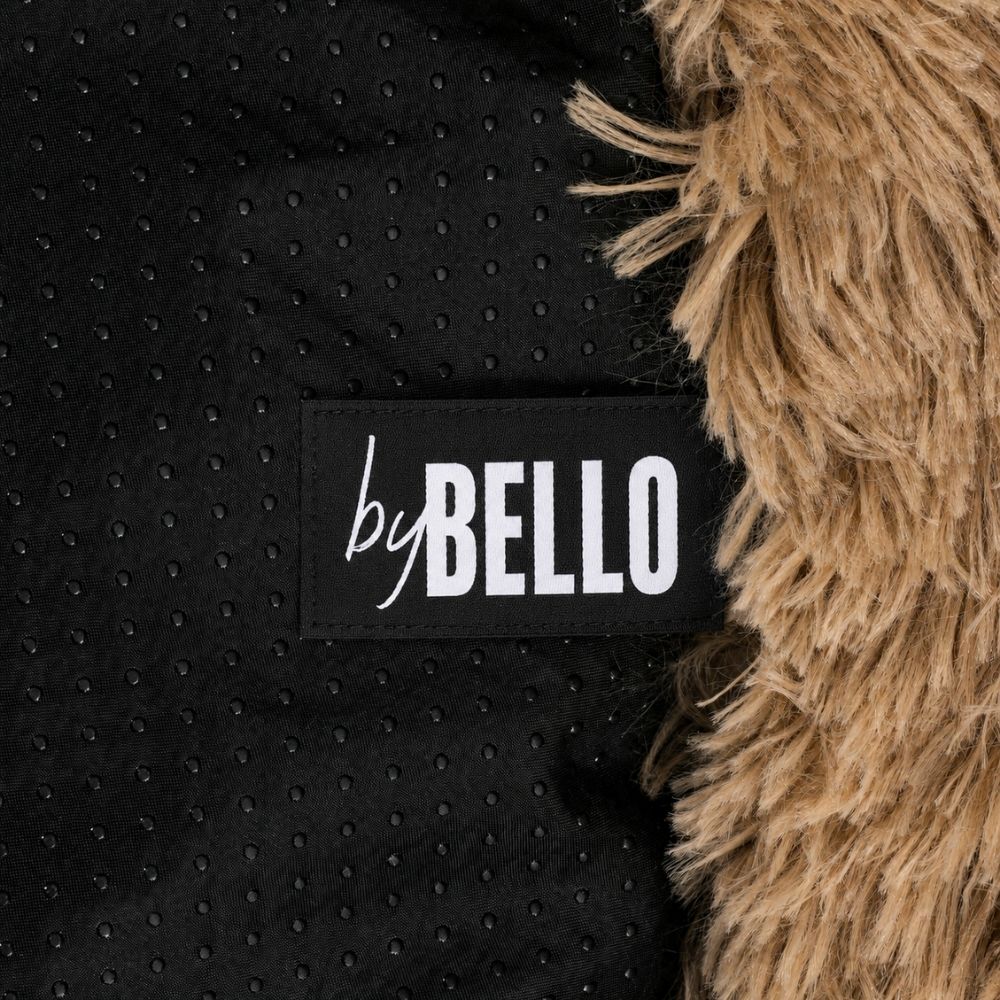 Detalj av plyschig hundbädd MOLN Beige med byBello-märke och halkfri undersida