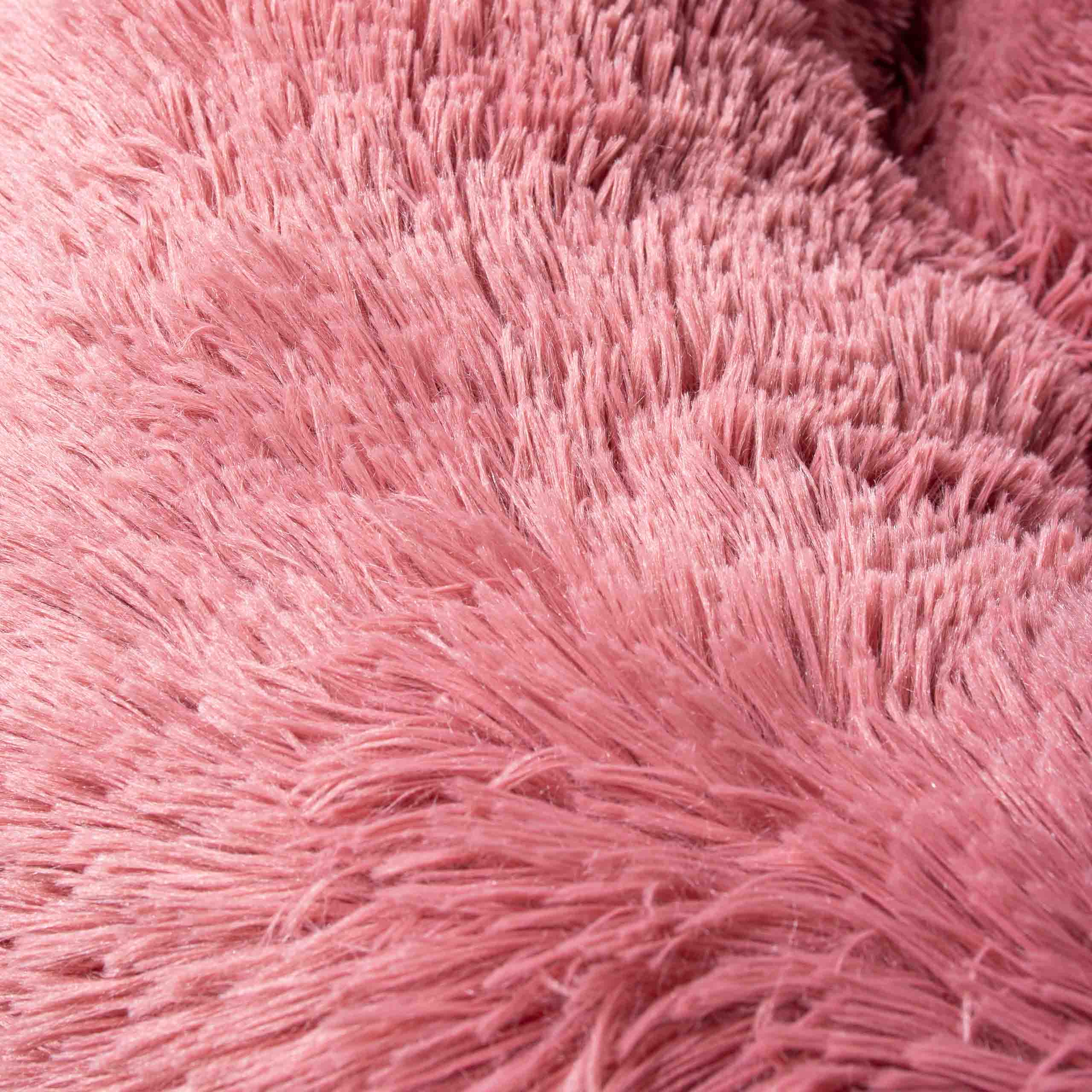 Detalj av byBello-märke och halkfri undersida på hundbädd MOLN Rosa